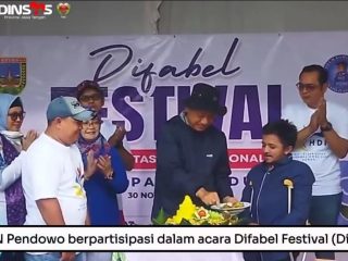 Bupati Kudus tampak melakukan prosesi pemotongan tumpeng didampingi peserta dan tamu undangan di perayaan Difabel Festival (Difa Fest) di Kudus