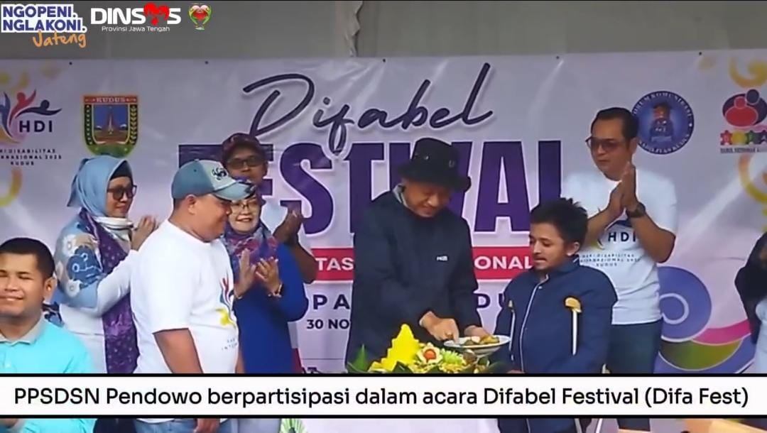 Bupati Kudus tampak melakukan prosesi pemotongan tumpeng didampingi peserta dan tamu undangan di perayaan Difabel Festival (Difa Fest) di Kudus