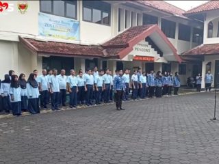 Pegawai dan penerima manfaat sedang berbaris melaksanakan Upacara Peringatan Hari Bela Negara di lingkungan PPSDSN Pendowo UPT Dinas Sosial Provinsi Jawa Tengah