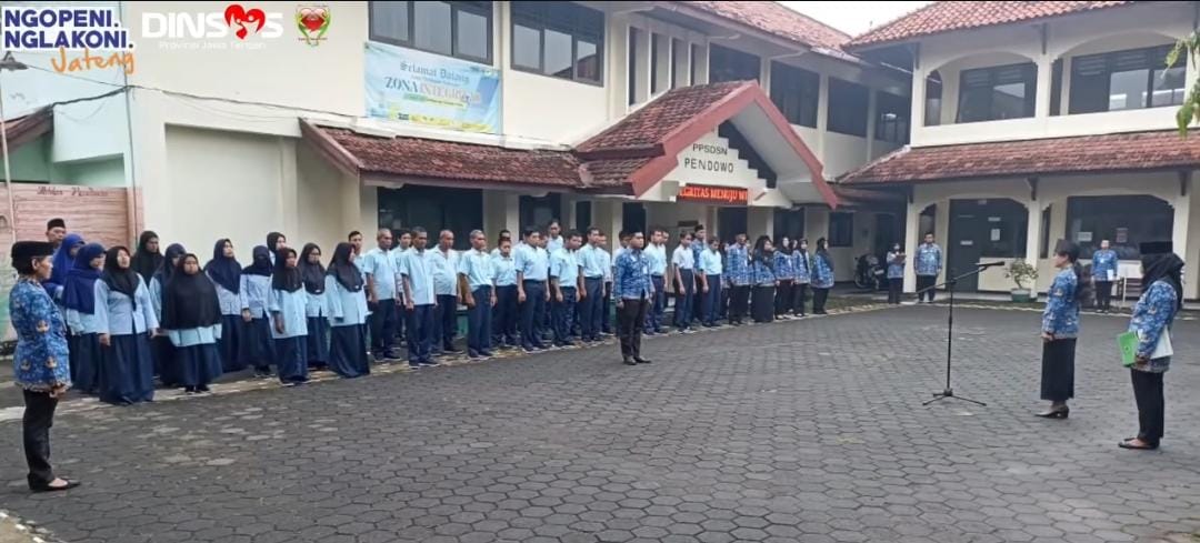 Pegawai dan penerima manfaat sedang berbaris melaksanakan Upacara Peringatan Hari Bela Negara di lingkungan PPSDSN Pendowo UPT Dinas Sosial Provinsi Jawa Tengah