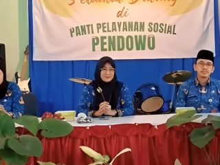 Dinas Rehabilitasi Sosial, Kasubag TU, dan Kepala Panti Pelayanan Sosial Pendowo duduk di meja kegiatan.