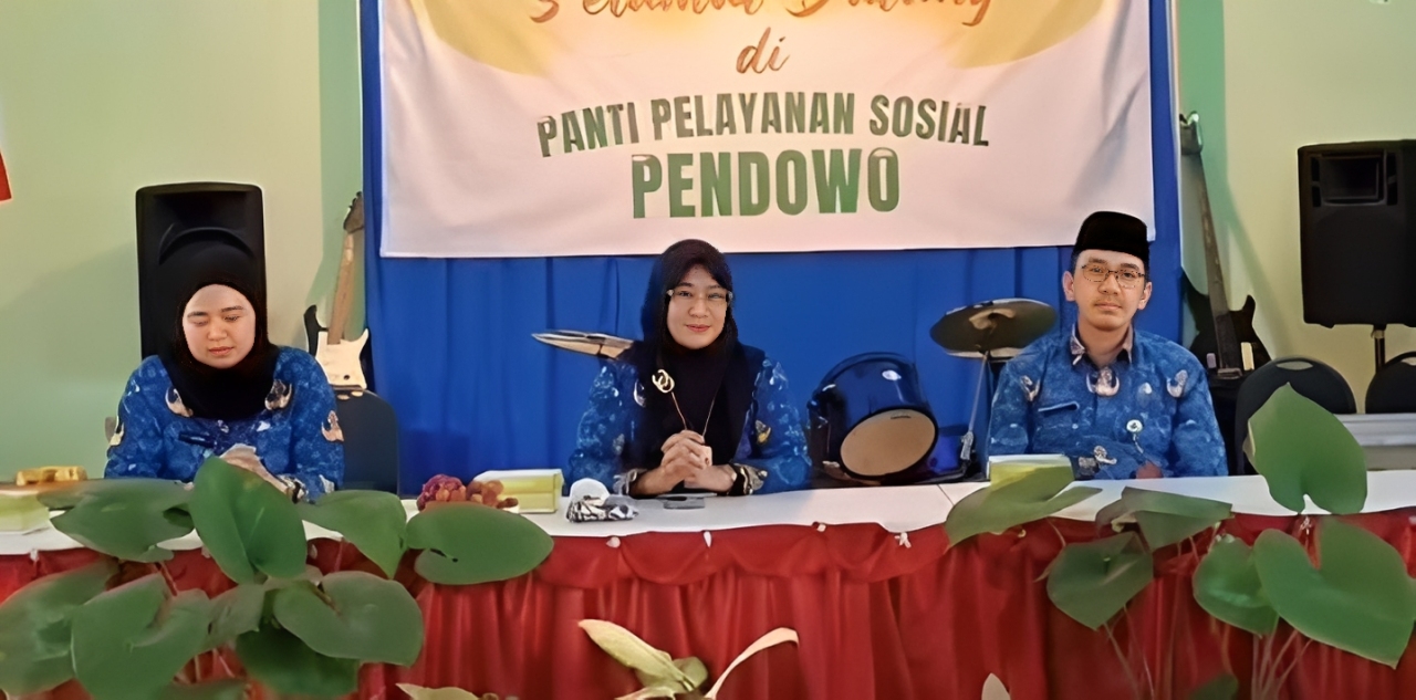 Dinas Rehabilitasi Sosial, Kasubag TU, dan Kepala Panti Pelayanan Sosial Pendowo duduk di meja kegiatan.