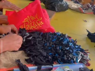 penyandang disabilitas pps pendowo kudus memanfaatkan kain perca menjadi keset
