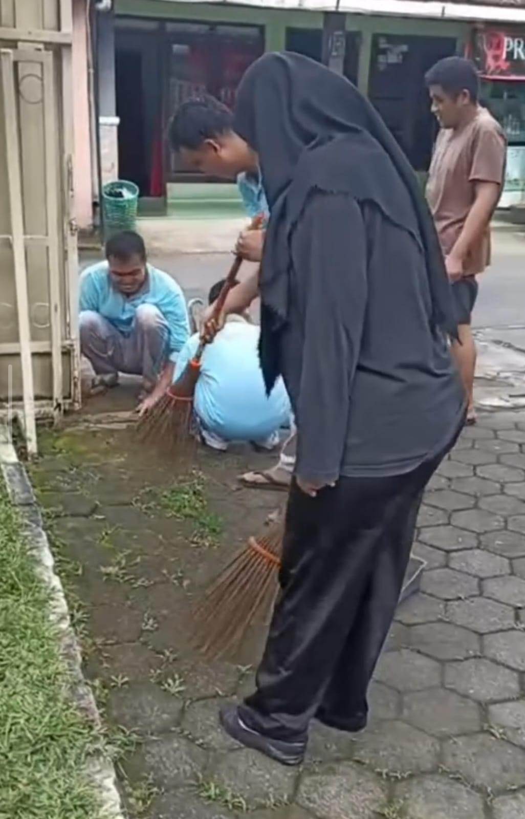 aksi bersih, kerja bakti penyandang disabilitas di ppsdsn pendowo kudus